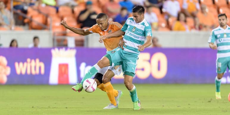 Diego González disputa un balón en el partido amistoso que Santos perdió por goleada ante el Dynamo de Houston de la Major League Soccer. (Cortesía)