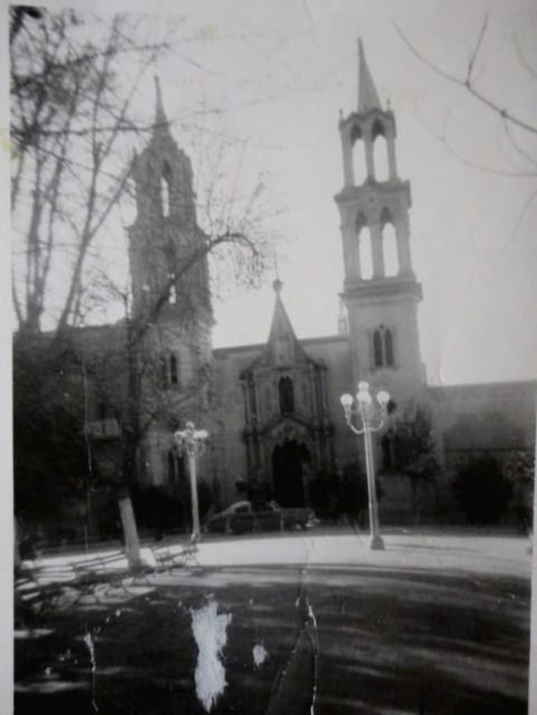 Fachada principal de la parroquia del Sagrado Corazón de Jesús; a la derecha se observa la antigua sacristía en 1950.
