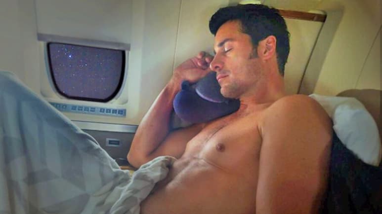El cantante compartió una foto en la que aparece dentro de un avión sin camisa y mostrando su torso. (Twitter)