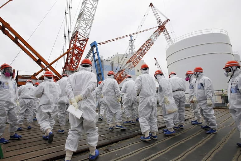 La víctima fue expuesta a la radiación cuando trabajaba en la instalación de cubiertas sobre los edificios de los reactores dañados en el complejo de Fukushima para evitar que continuará la dispersión de partículas radiactivas a la atmósfera. (Archivo)