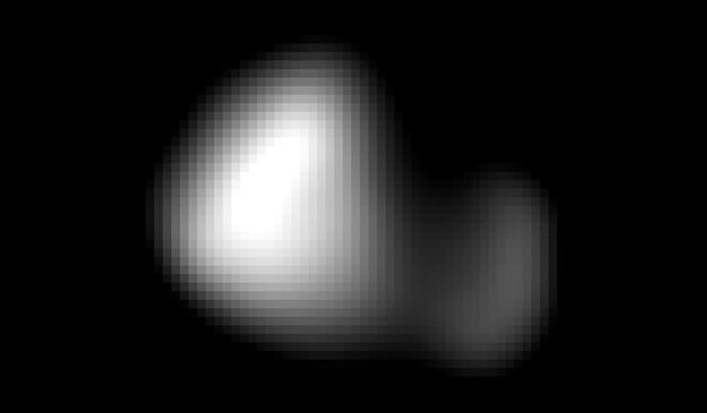 La Agencia Espacial Estadounidense (NASA) publicó estas primeras imágenes de Cerbero, que revelan que el satélite es mucho más pequeño y brillante de lo esperado por los científicos. (EFE)