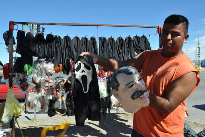De miedo. Yordi se instala todos los días en la esquina de avenida Juárez y Diagonal Reforma en Torreón.