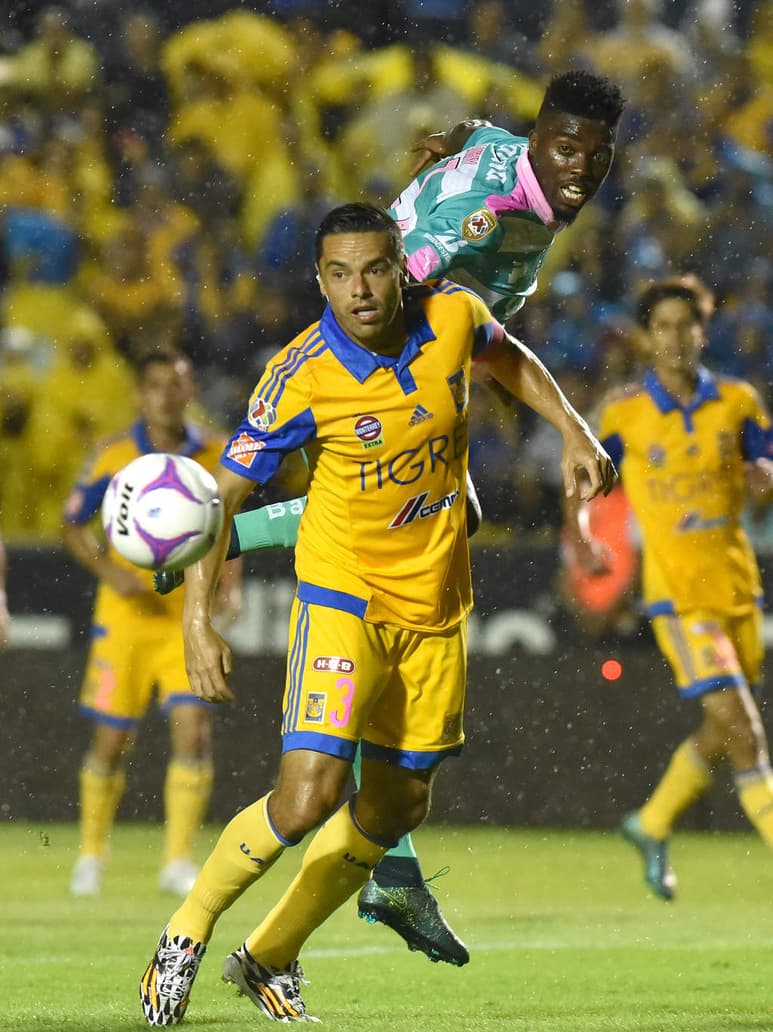 Cuando mejor jugaba Santos, Egidio Arévalo marcó el segundo para Tigres pero Djaniny no perdonó ante el arco local.  (EFE)