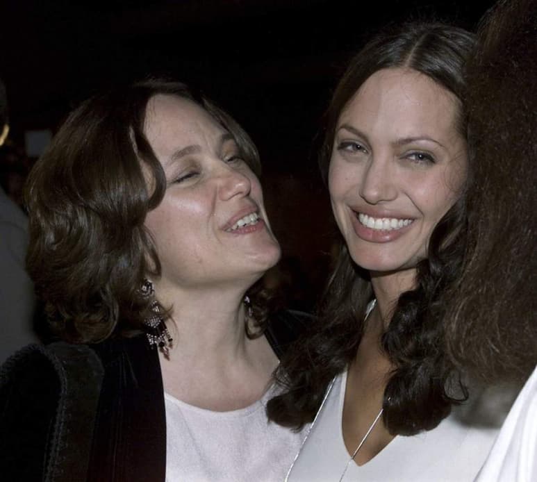 Prevención. En 2007, Marcheline Bertrand, mamá de Jolie, murió de cáncer a los 56 años de edad.