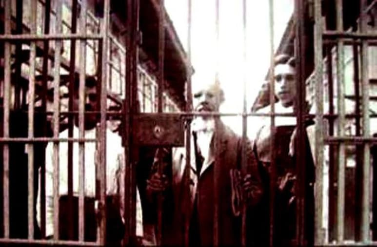 Tras las rejas de la Penitenciaría de Chihuahua se puede ver al doctor Ciro M. Santelices, 1918-1920.