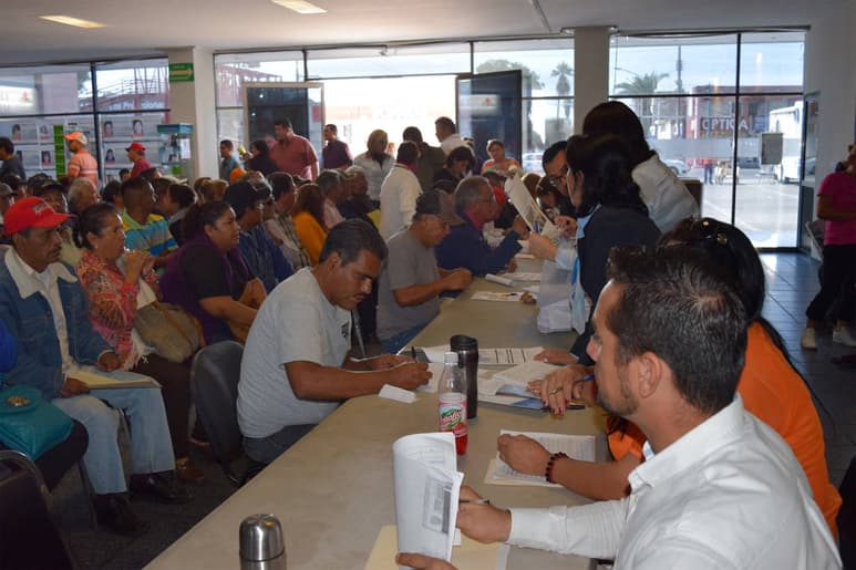 Supervivencia. Cientos de pensionados fueron a cubrir el trámite. (EL SIGLO DE TORREÓN)