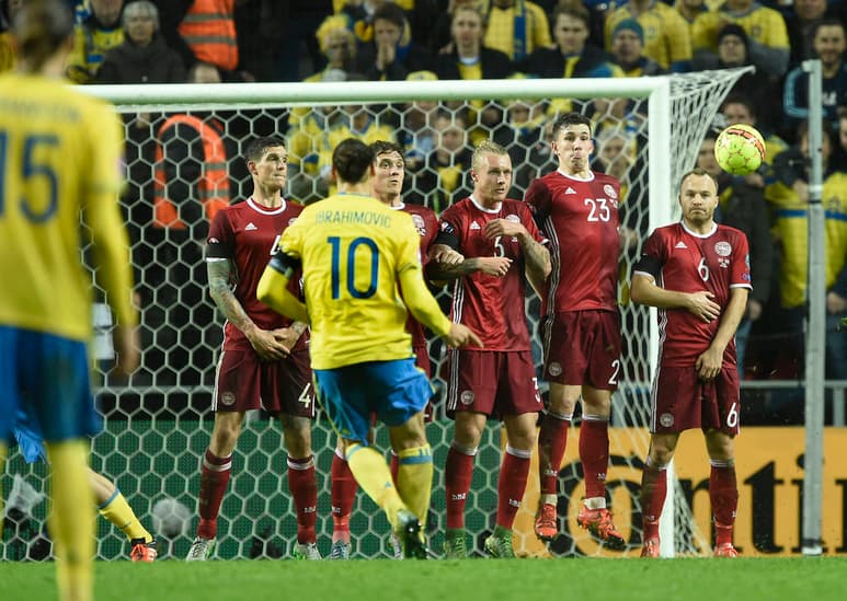 De la mano del atacante Zlatan Ibrahimovic, la selección de Suecia consiguió su boleto para disputar la Eurocopa 2016. Suecia empata con Dinamarca y estará en la Eurocopa 2016. (AP)