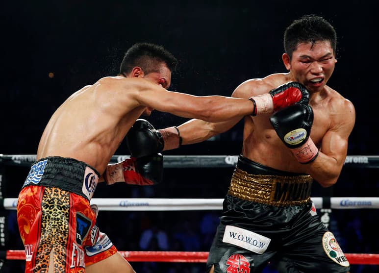 Francisco Vargas (i) venció de forma heroica al japonés Takashi Miura para obtener el campeonato mundial superpluma del CMB. (AP)