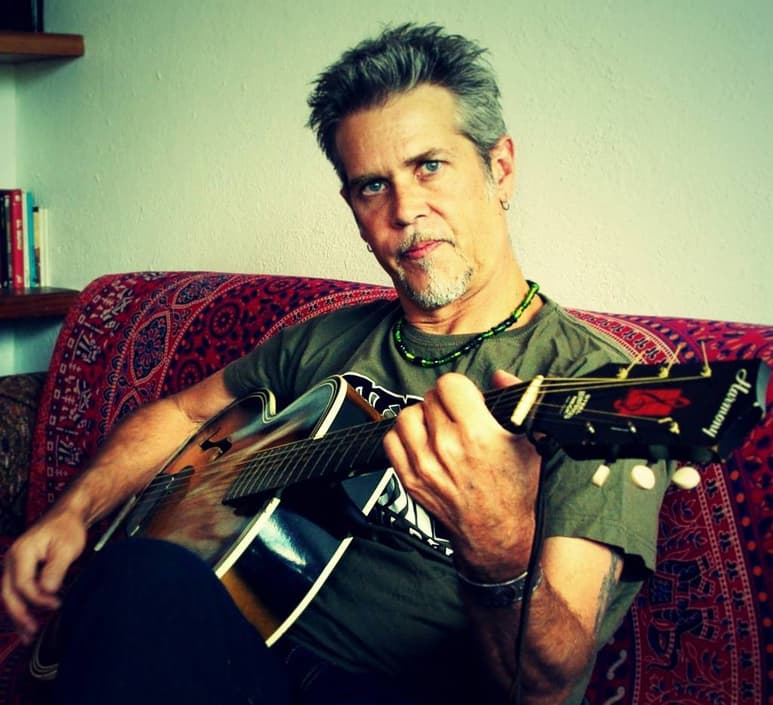 Todo por el rocanrol. El guitarrista Alan Boguslavsky ha dedicado su vida a la música.