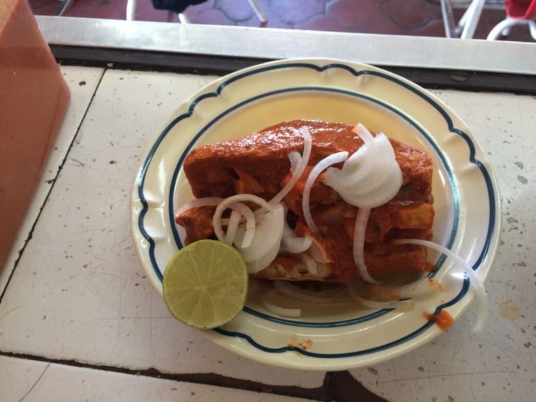 La receta original se prepara en un birote salado relleno de carnitas de puerco, bañado en dos salsas, una de chile de árbol de Yahualica y otra de jitomate, así como cebolla y limón, pero con el tiempo se han tenido variantes. (ARCHIVO)