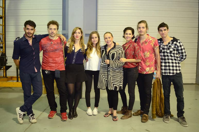 Elenco. Además de la actriz Laura Zapata, la puesta en escena musical contó con un gran equipo de jóvenes actores. (JORGE TÉLLEZ)