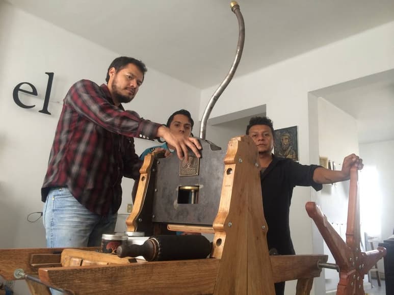 Estrenando. Los miembros del taller lagunero El Chanate muestran la nueva Prensa de Litografía.