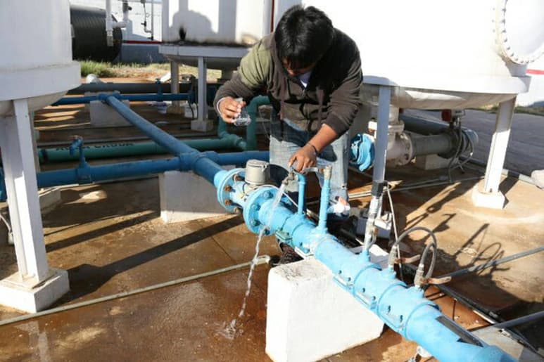 Polémica. Antier sábado se sacaron muestras del agua de los pozos 75, 75R y 79 de Lagos que abastecen Senderos. (CORTESÍA)