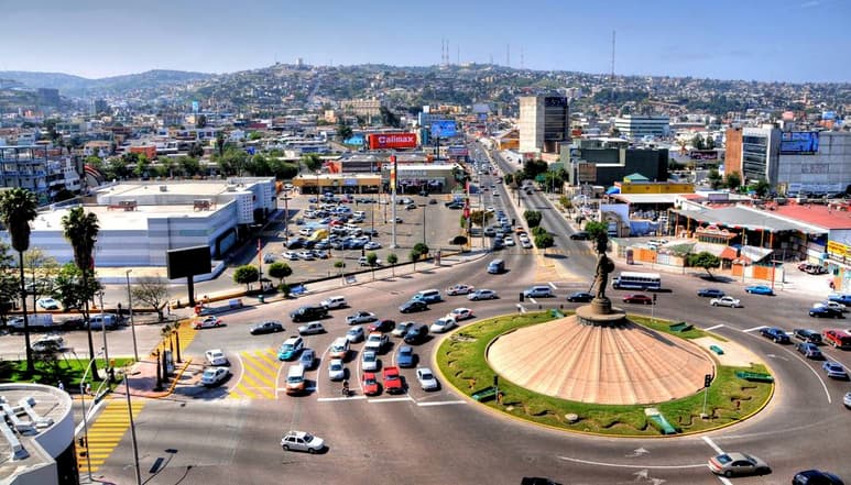 Tijuana se encuentra a 170 km. al oeste de la capital estatal, Mexicali.