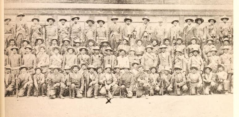 La plana mayor de la División del Norte, entre los cuales se encuentran los 21 generales nativos de Cuencamé. En la fila de abajo, al centro y marcado con una cruz, aparece el general Francisco Villa. (Archivo Casasola)