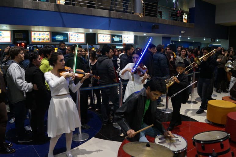 Las chicas cambiaron sus arcos de violín por 'sables de luz'. (EL SIGLO DE TORREÓN)