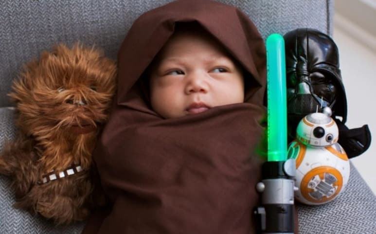 'La fuerza es fuerte en ella', escribió Mark en la divertida foto de su pequeña. (ESPECIAL)