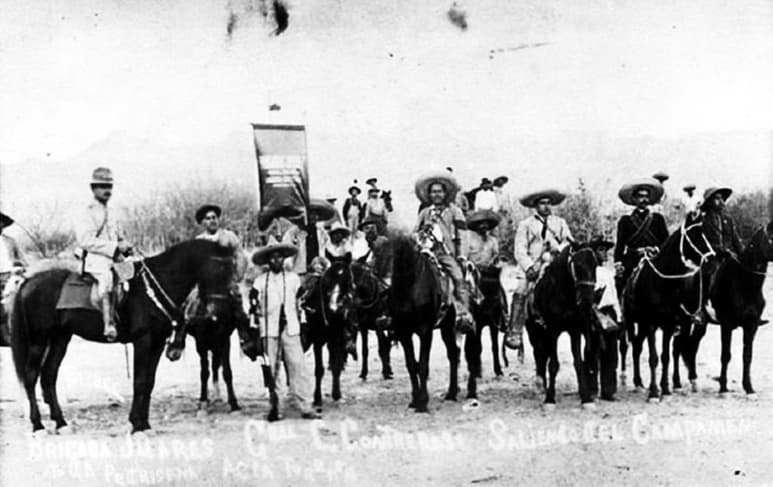 El general Calixto Contreras (al centro y a caballo) con su estado mayor, en los terrenos de la hacienda de Pedriceña, en 1914.