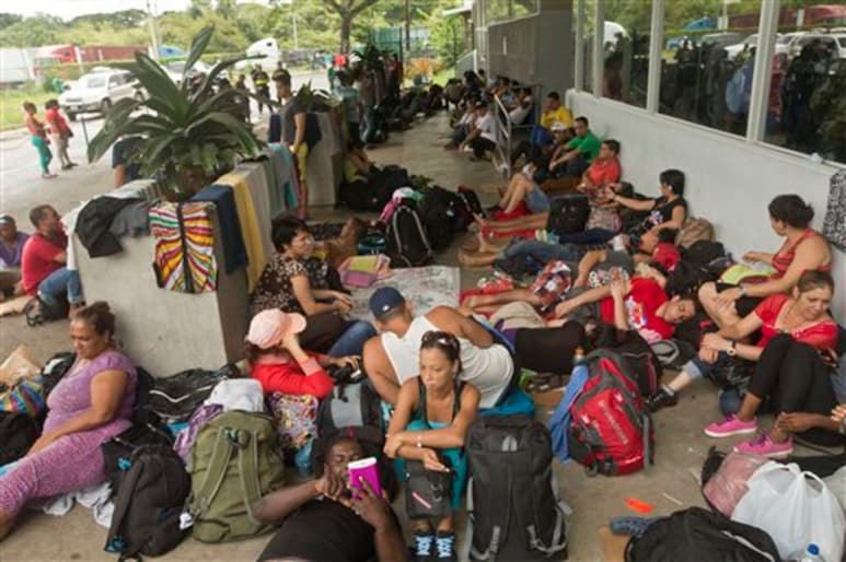 La desarticulación de bandas de tráfico de personas en Costa Rica ha sido señalada por su gobierno como la principal causa de que casi 8,000 migrantes cubanos quedaran varados en el país desde el mes de noviembre. (ARCHIVO)
