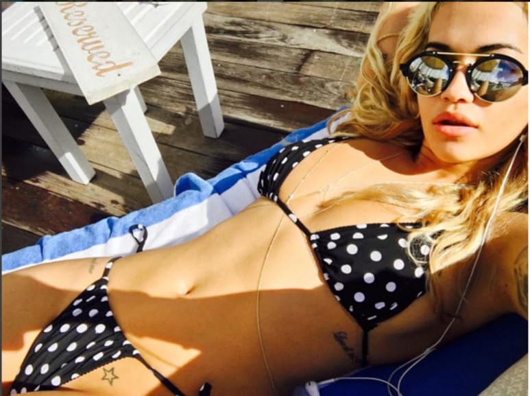 La cantante ha deslumbrado con su belleza enfundada en un bikini color negro con puntos blancos. (ESPECIAL)