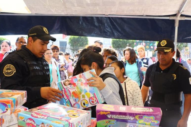 Durante el año se realizaron al menos 10 jornadas del Canje de Juguete Bélico por Juguete Didáctico que se realiza de manera paralela con el programa Por tu Familia Desarme Voluntario, en las diferentes delegaciones políticas. (TWITTER)
