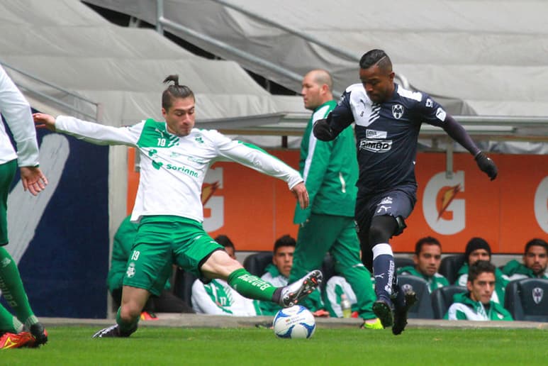 El refuerzo Jorge Villafaña se estrenó con un gol ante los Rayados. (JAM MEDIA)