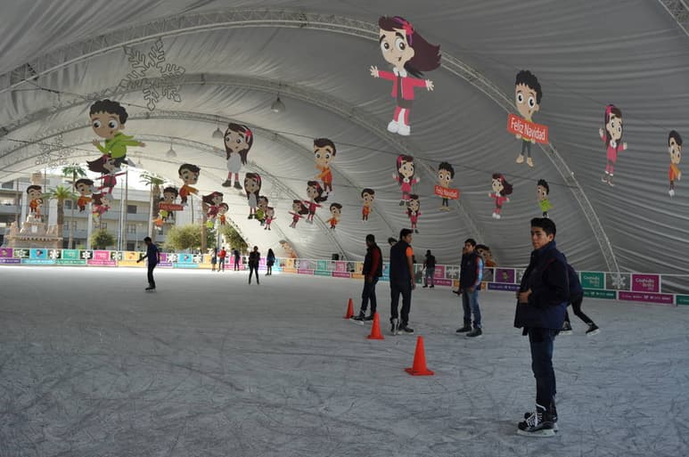 Diversión. El miércoles seis de enero, será el último día de la Pista de hielo de la Plaza Mayor. (EL SIGLO DE TORREÓN)