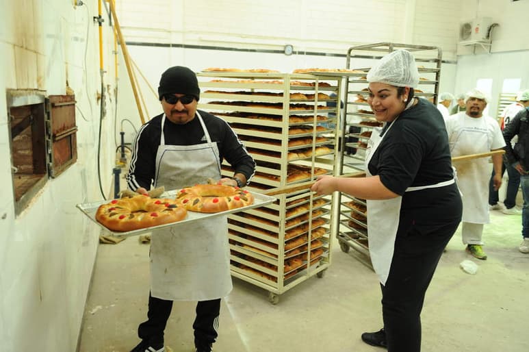 'Susi' y 'Dimas' hornearon las roscas y estuvieron al pendiente hasta que quedaran en su punto.