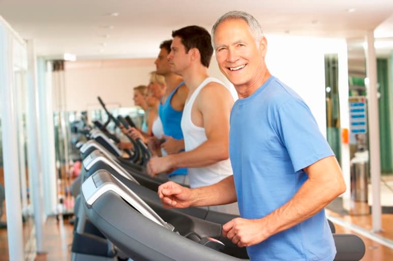 Parte de la idea de que el deporte mejora la salud general y la calidad de vida, por lo que podría ayudar a frenar el crecimiento de células cancerígenas. (ARCHIVO)