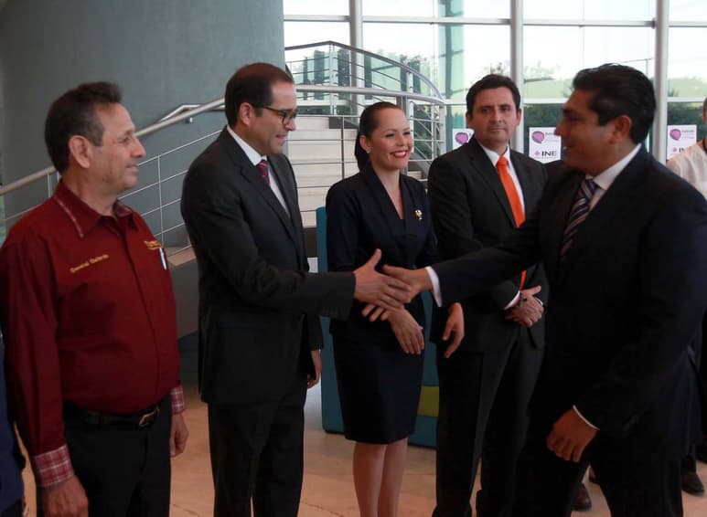 En pugna. Ignacio Peralta del PRI y Jorge Luis Preciado del PAN, se daban la mano previo al debate, ayer en Colima.