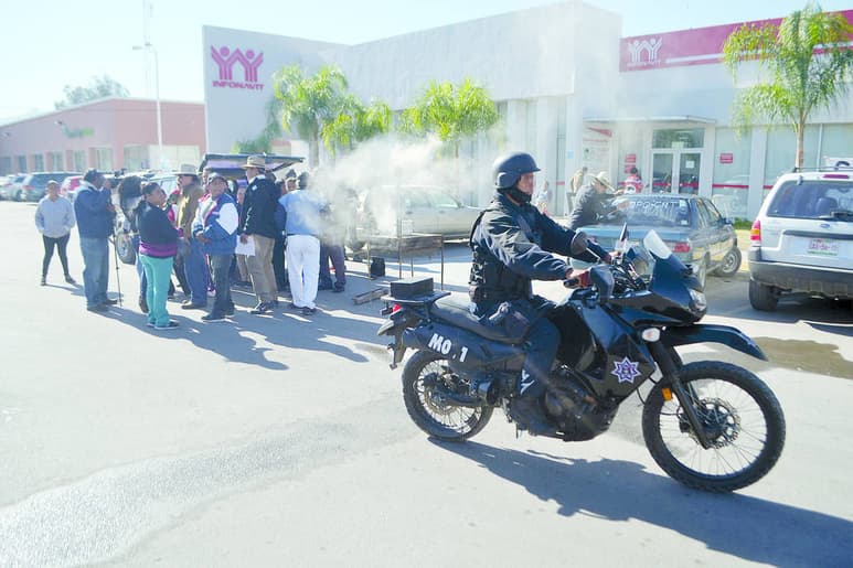 Protesta. Desde temprana hora, los inconformes acudieron al Infonavit a buscar una respuesta. (EL SIGLO DE TORREÓN)