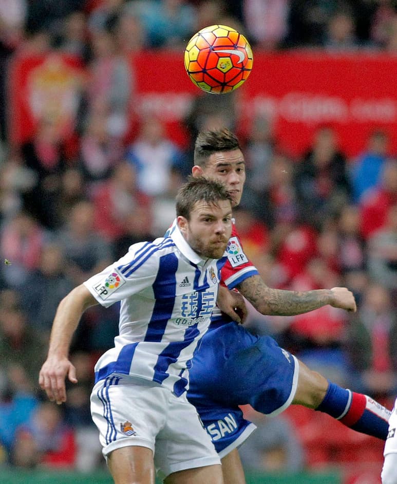 Antonio Sanabria (detrás) salta por el balón con Asier Illarramend. (EFE)