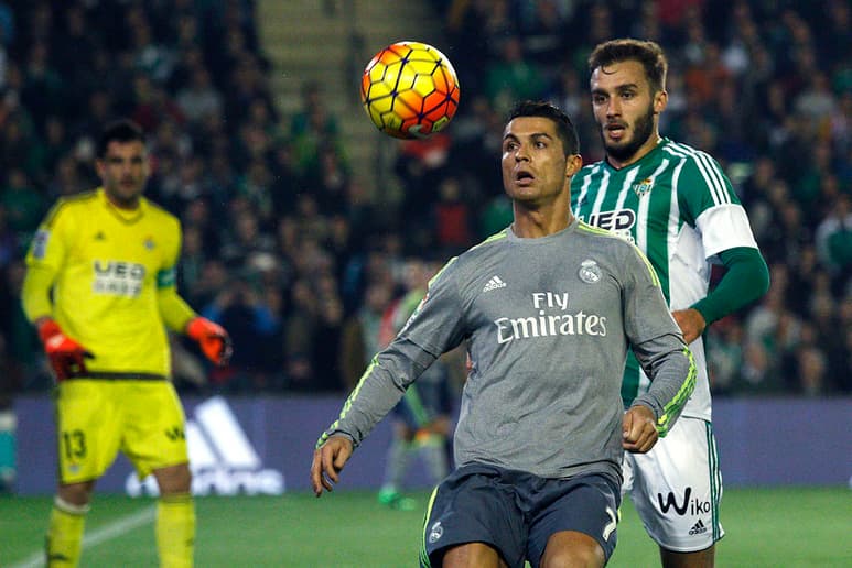 Con este resultado, Real Madrid marcha tercero de la competición con 44 unidades, a cuatro de distancia de los líderes Barcelona y Atlético de Madrid, que igualan en puntos. (EFE)