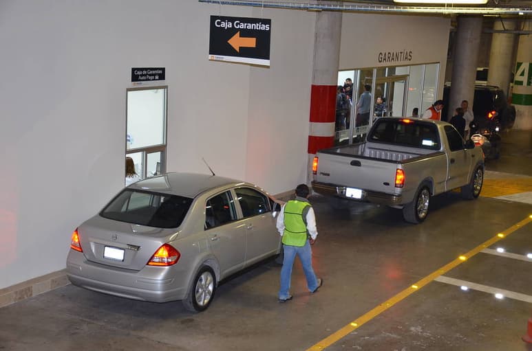 Aumenta. Cada día se incrementa el número de automovilistas que utiliza el servicio del 'drive thru' en Garantías. (Fernando Compeán)
