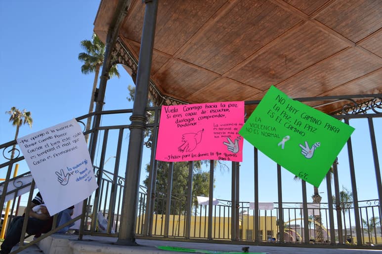 Actividad. Los letreros con los mensajes positivos y alusivos a la paz fueron dejados en el kiosco de la plaza principal. (ROBERTO ITURRIAGA)