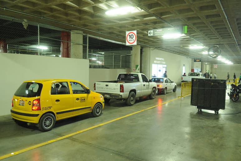 Medidas. Se tomaron medidas para controlar la emisión de humos en  la parte del estacionamiento E2 de la presidencia municipal donde se encuentra Garantías Municipales. (Ramón Sotomayor)