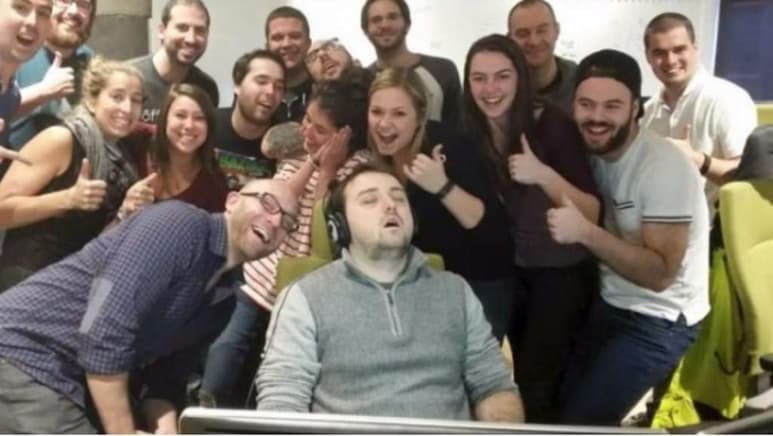 Sus compañeros tomaron una fotografía del empleado y ésta rápidamente se extendió en las redes.