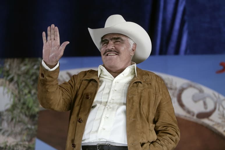 Vicente Fernández se ha mantenido en el gusto de la gente por varias décadas, sin embargo, en 2012 anunció su retiro de los escenarios. (ARCHIVO)