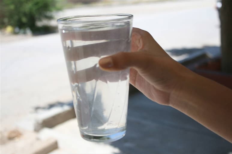 Queja. María Elena Gaytán Fragoso pide a las autoridades resolver el problema de la arena en la red de agua potable. (ARCHIVO)