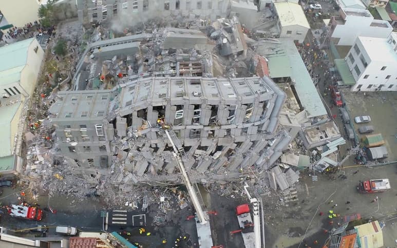 Rescate. Aspectos generales de un edificio destruido por el sismo, de donde todavía están rescatando víctimas.