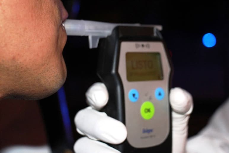 Revisión. El pasado fin de semana cayeron 20 conductores en estado de ebriedad, mediante el alcoholímetro.