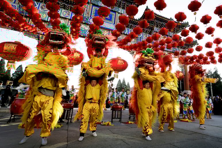 El primer día del Año del Mono fue celebrado con júbilo, alegría y reuniones callejeras, en las que destacaron la tradicional danza del dragón, cánticos, desfiles y un espectáculo de fuegos artificiales. (AP)