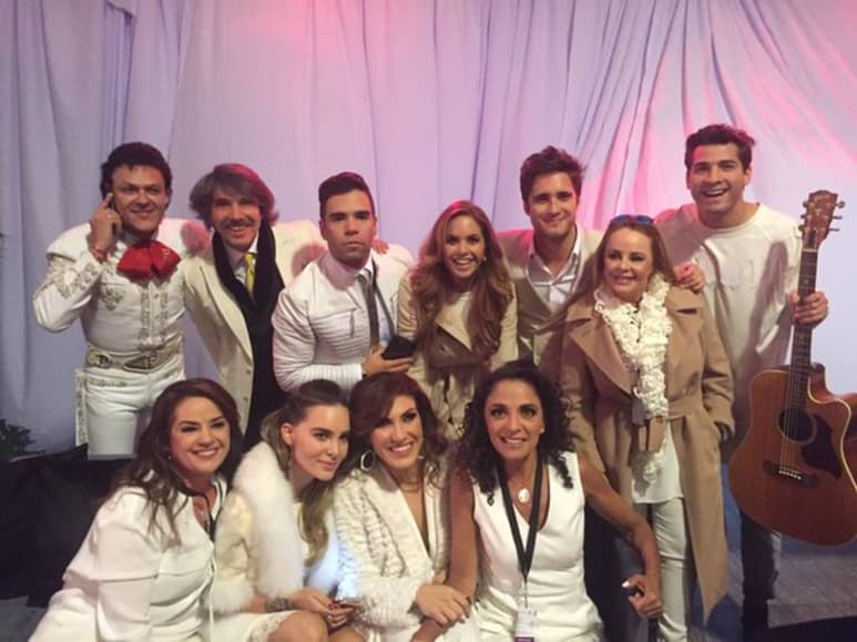 Sin edición. Los cantantes Pedro Fernández y Lucero aparecieron a cuadro en la cobertura de Televisa, a pesar de estar vetados.