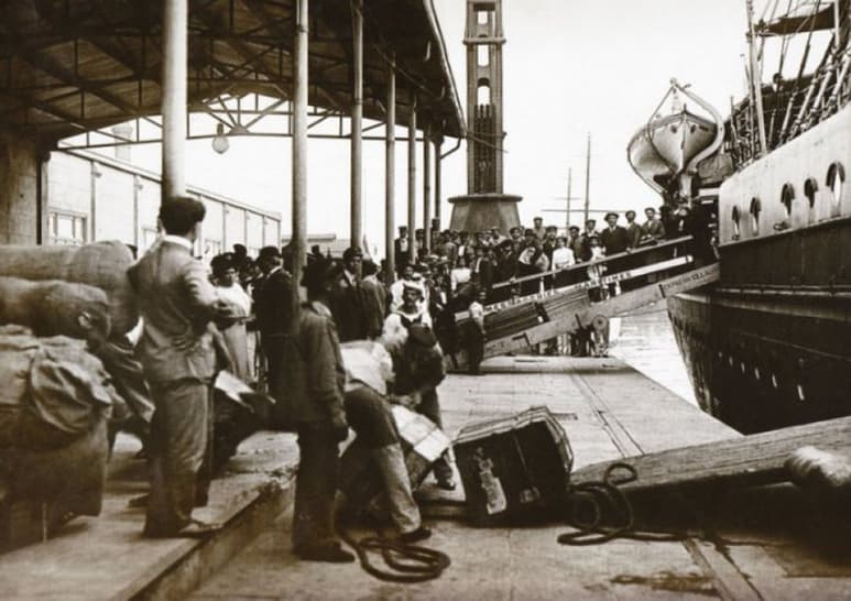El desembarco el 25 de noviembre de 1905 llegando a Veracruz.


