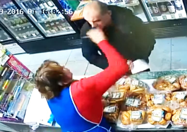 La señora tomó la calculadora y al parecer, con eso bastó para inhabilitar al malhechor. (YOUTUBE)