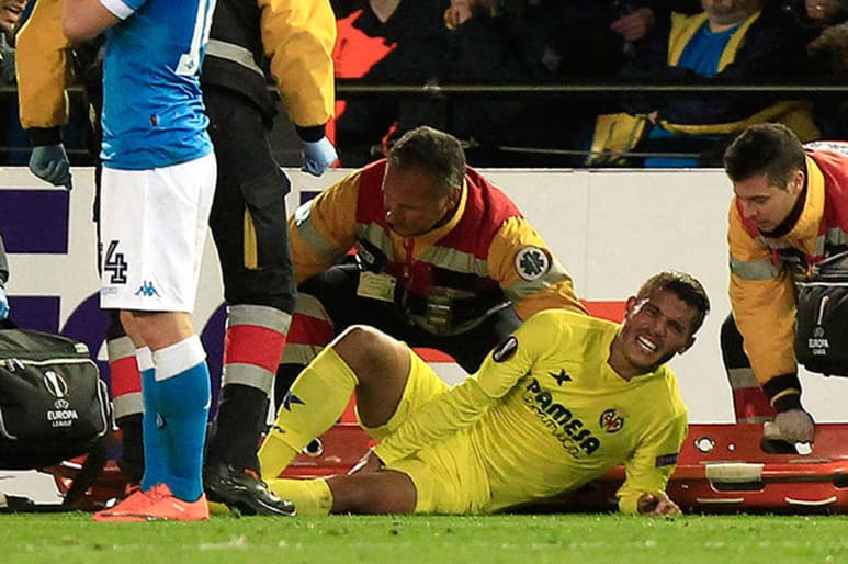 Pasados los 30 minutos, Jonathan dos Sandos se vio obligado a salir de la cancha por una lesión.