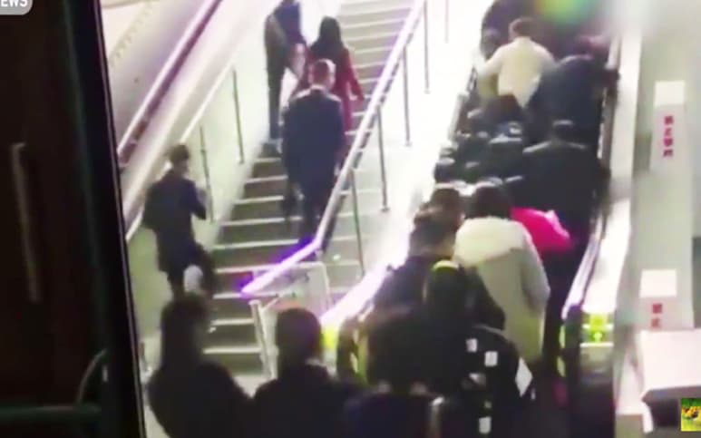 El sistema de las escaleras dio en reversa de forma repentina, dando origen a una estampida humana. (YOUTUBE)