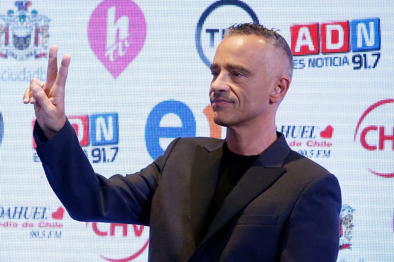 'Para mí lo más importante sigue siendo lo mismo de siempre: que las canciones hagan vibrar y lleguen hasta el fondo del corazón', aseveró después de su breve recital ante la prensa. (EFE)
