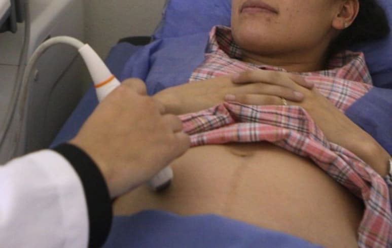 El control médico permite el desarrollo de un embarazo de calidad al favorecer la detección oportuna de riesgos para la madre y el nuevo producto. (ARCHIVO)