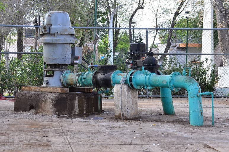 Afectaciones. Ayer, 11 colonias tuvieron problemas de baja presión por interrupciones del servicio de la CFE que pararon cuatro bombas. Todavía en la tarde no se regularizaba el abasto. (Fernando Compeán)